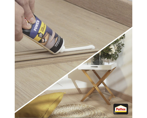 Application de colle de montage sur une plinthe et vue de la pièce avec table d''appoint et décoration