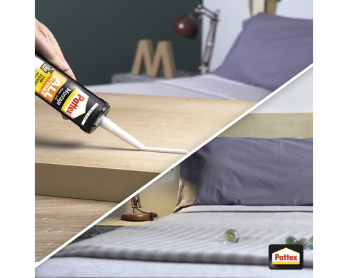 La colle de montage est appliquée sur une pièce, une chambre est visible en arrière-plan.