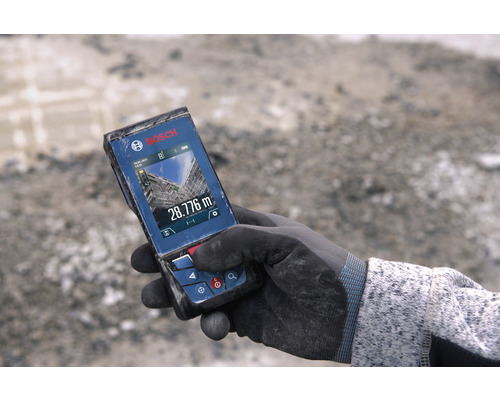 Logo Bosch. Main gantée tenant un télémètre Bosch avec un écran affichant 28.776 mètres