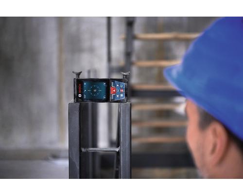 Logo Bosch. Indicateur d'inclinaison numérique sur une pièce métallique.