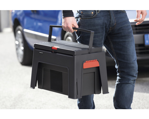 Person trägt Werkzeugkiste mit Tragegriff