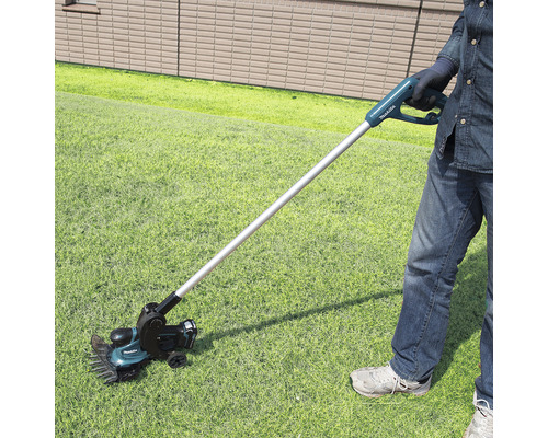 Akku-Laubkehrmaschine im Einsatz auf einer Rasenfläche