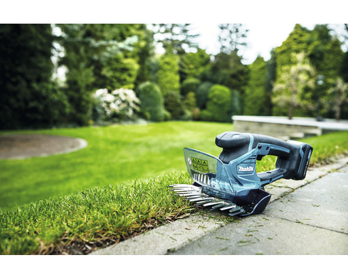 Akkubetriebene Grasschere im Einsatz im Garten