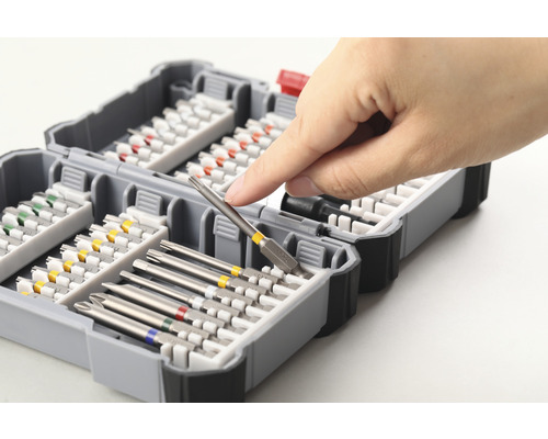 Bitset in einem grauen Koffer mit einer Hand, die einen Bit auswählt