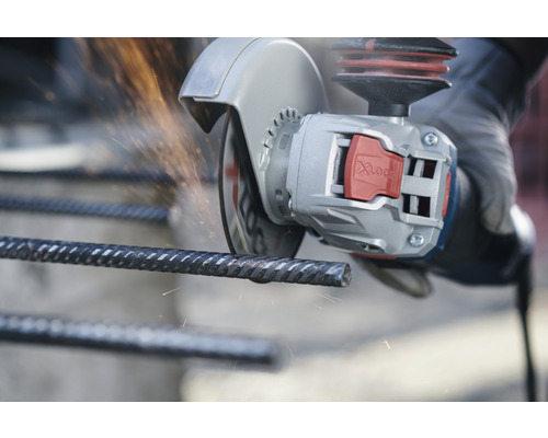 Meuleuse d''angle à une main coupant de l''acier d''armature, des étincelles volent.