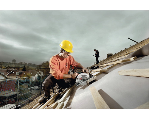Handwerker auf einem Dach mit einer Metabo Kreissäge bei der Arbeit
