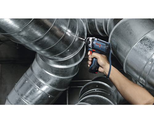 Visseuse à percussion sans fil utilisée sur des conduits de ventilation