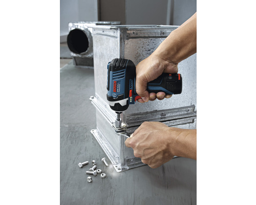 Utilisation d''une clé à chocs sans fil Bosch pour fixer des vis sur un boîtier métallique