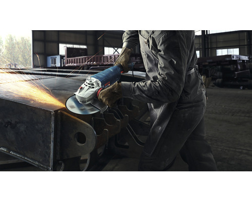 Une personne meule du métal avec une meuleuse d''angle et provoque des étincelles.