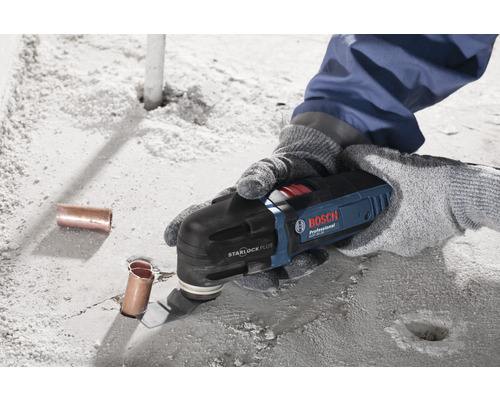 Outil multifonction Bosch StarlockPlus en cours d''utilisation pour couper des tuyaux