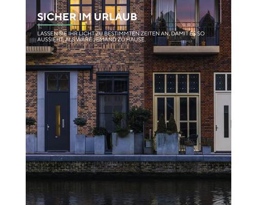 Häuserfassade mit Türen, Fenstern und Pflanzenkübeln zur Urlaubszeit