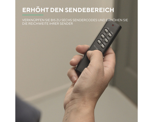 Eine Hand hält eine Fernbedienung mit mehreren Ein- und Ausschaltknöpfen