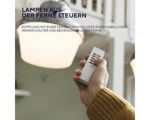 Eine Lampe wird mit einer Fernbedienung gesteuert