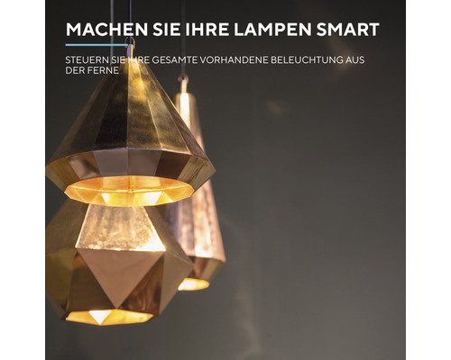 Zwei geometrische Pendelleuchten aus Metall im Raum