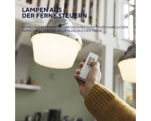 Bedienung einer Lampe mit einer Fernbedienung im Innenraum