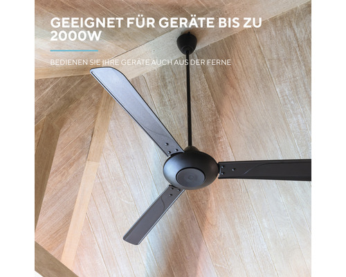 Deckenventilator im Raum mit Holzdecke