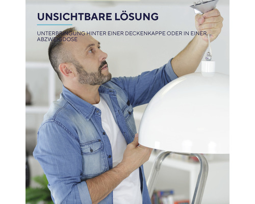 Mann installiert eine Deckenleuchte