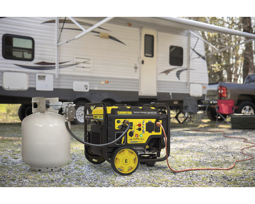 Générateur Champion avec raccordement au gaz liquéfié dans un décor de camping