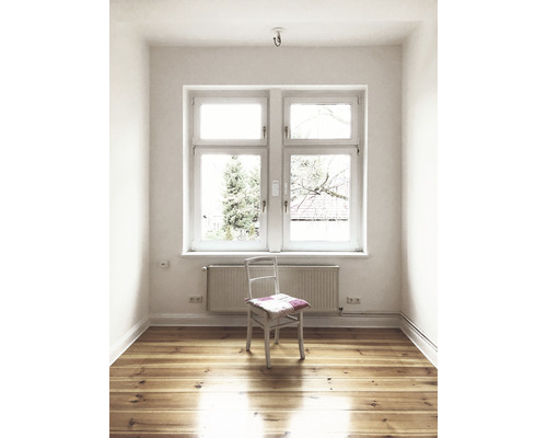 Leerer Raum mit Fenster, Heizkörper, Holzboden und Stuhl