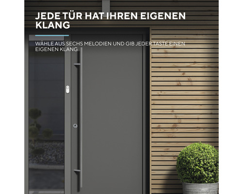 Eine Haustür mit einem elektronischen Klingelsystem mit verschiedenen Melodien.