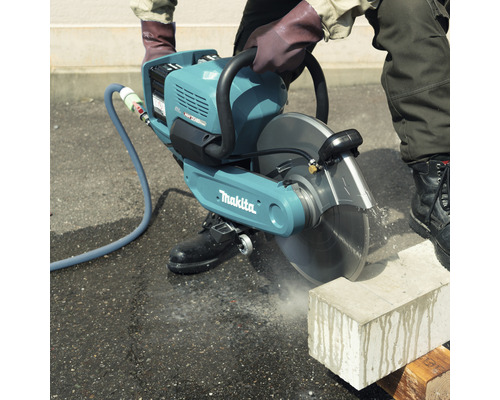 Mann sägt Betonstein mit einer Makita Betonsäge