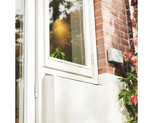 Fenêtre avec maçonnerie et prise extérieure