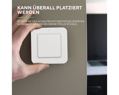 Weißer Lichtschalter wird mit Klebeband an der Wand befestigt