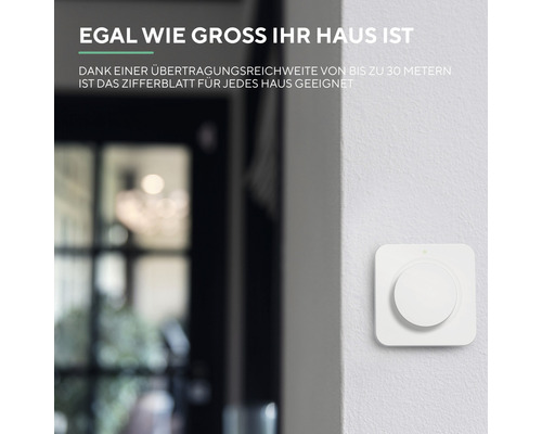 Weißes Zifferblatt für ein Haus an der Wand