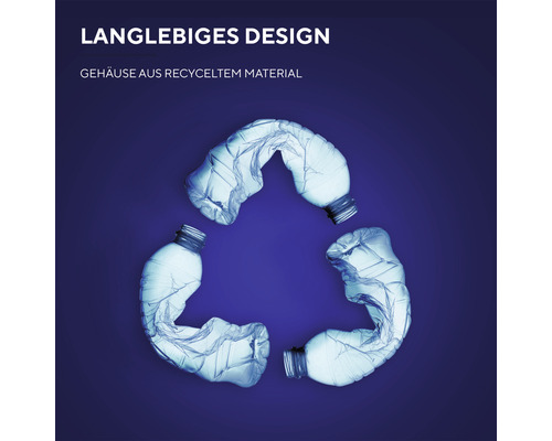 Drei leere Plastikflaschen formen ein Recycling Symbol.