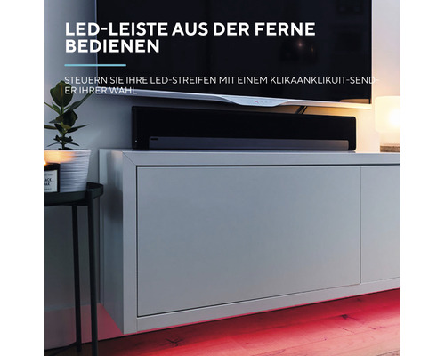 Beleuchtetes Wohnzimmer mit LED Streifen unter einem TV-Schrank