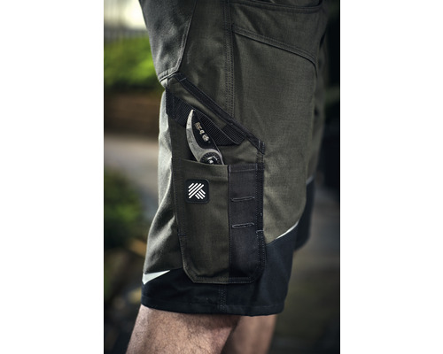 Gros plan sur un short de travail avec un sécateur dans la poche