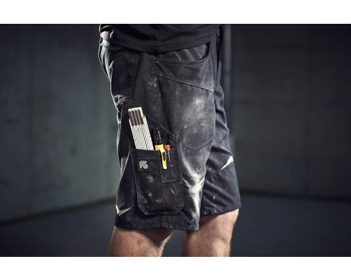 Short de travail avec mètre pliant, stylo et tournevis dans la poche