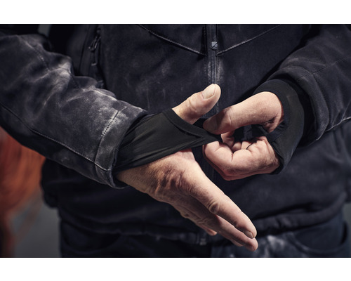 Personne enfilant un protège-vent de manche