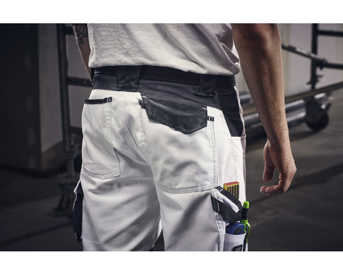 Gros plan d''un pantalon de travail avec poches et outils