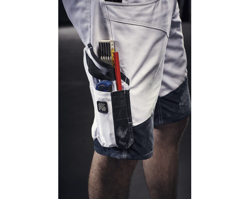 Gros plan sur un short de travail avec des outils dans la poche