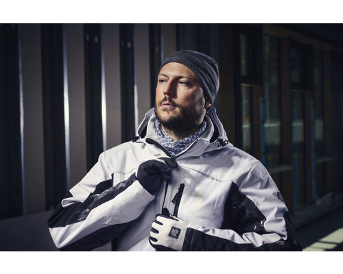 Homme avec bonnet, gants et veste de travail