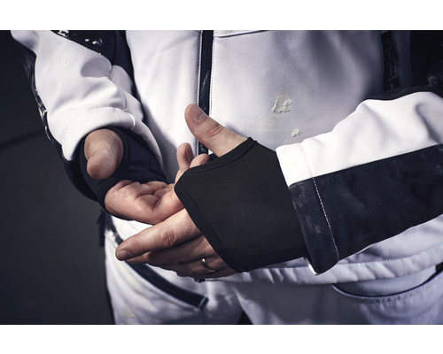 Personne portant une veste de travail avec des protège-poignets intégrés