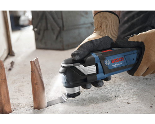 Outil multifonction Bosch Professional en cours d''utilisation pour couper des tubes