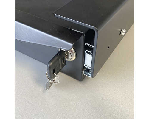 Vue détaillée d''une clé dans la serrure d''une cassette noire