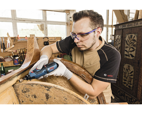 Un homme ponce du bois avec un outil multifonction Bosch