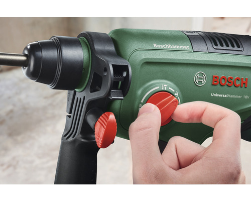 Gros plan d'un marteau perforateur Bosch avec bouton rotatif et main