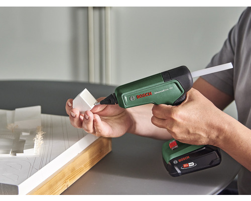 Akku-Heissklebepistole im Einsatz für Modellbauarbeiten