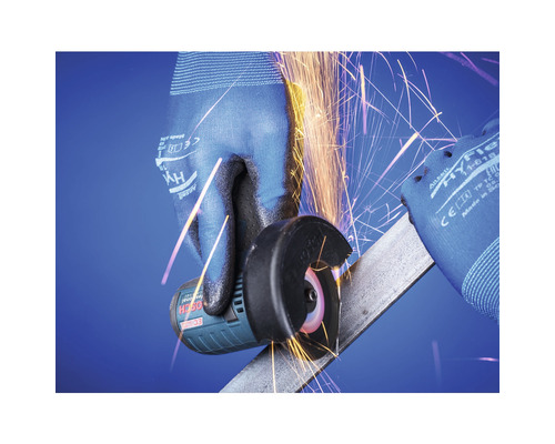 Meuleuse d''angle sans fil en action avec des gants lors du meulage de métal.