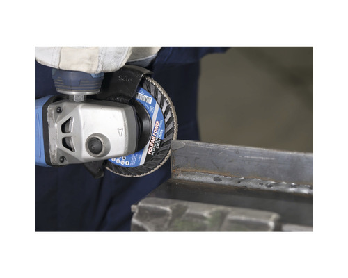 Eine Person schleift Metall mit einem Winkelschleifer