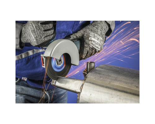 Métallurgiste coupant une pièce de métal avec une meuleuse d''angle