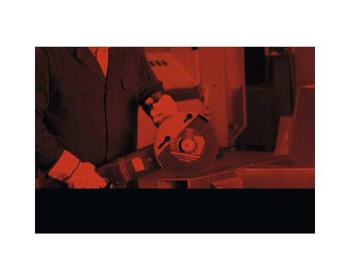 Homme utilisant une meuleuse d''angle pour couper du métal