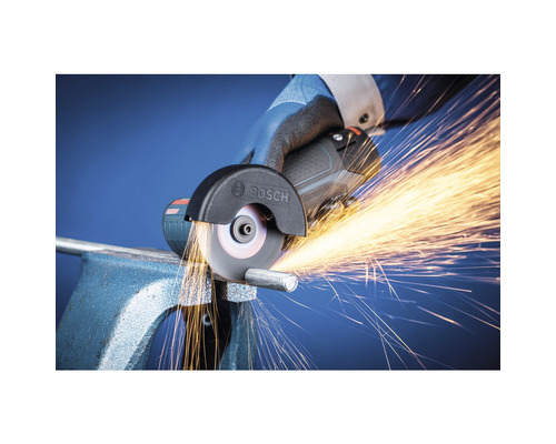 Travail du métal avec une meuleuse à tronçonner et des étincelles