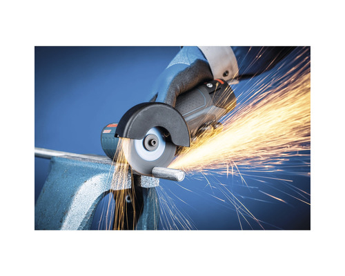 Une personne coupe une vis fixée dans un étau à l''aide d''une meuleuse d''angle qui projette des étincelles.