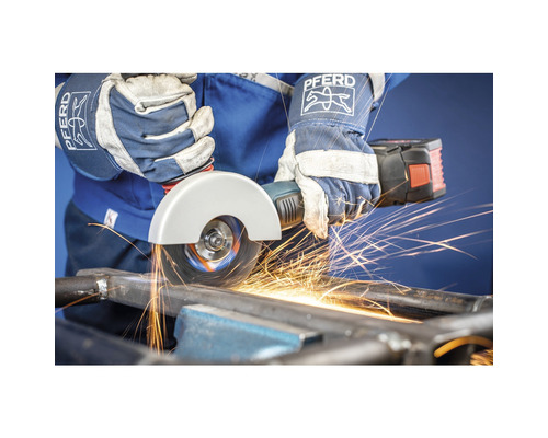 Travail des métaux avec une meuleuse d''angle et des étincelles, effectué par une personne portant des gants de protection.