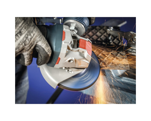 Ein Winkelschleifer in Aktion beim Schneiden von Metall, wobei Funken fliegen.